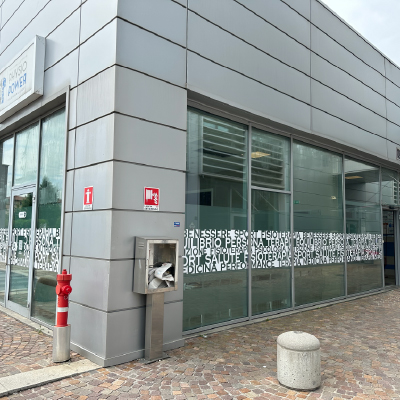 Decorazione Vetrine Fisiopower - Adesivi intagliati, fondo sabbiato