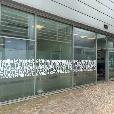 Decorazione Vetrine Fisiopower - Adesivi intagliati, fondo sabbiato