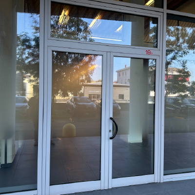 Decorazione Vetrine Follisistemi - Adesivi intagliati, fondo sabbiato